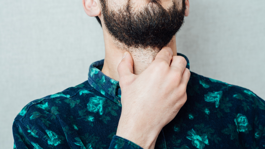 Ondt i halsen er et symptom på halsbetændelse, der giver dig smerter i halsen og også gør det svært at synke på grund af smerterne og hævelsen i halsen. Foto: Shutterstock